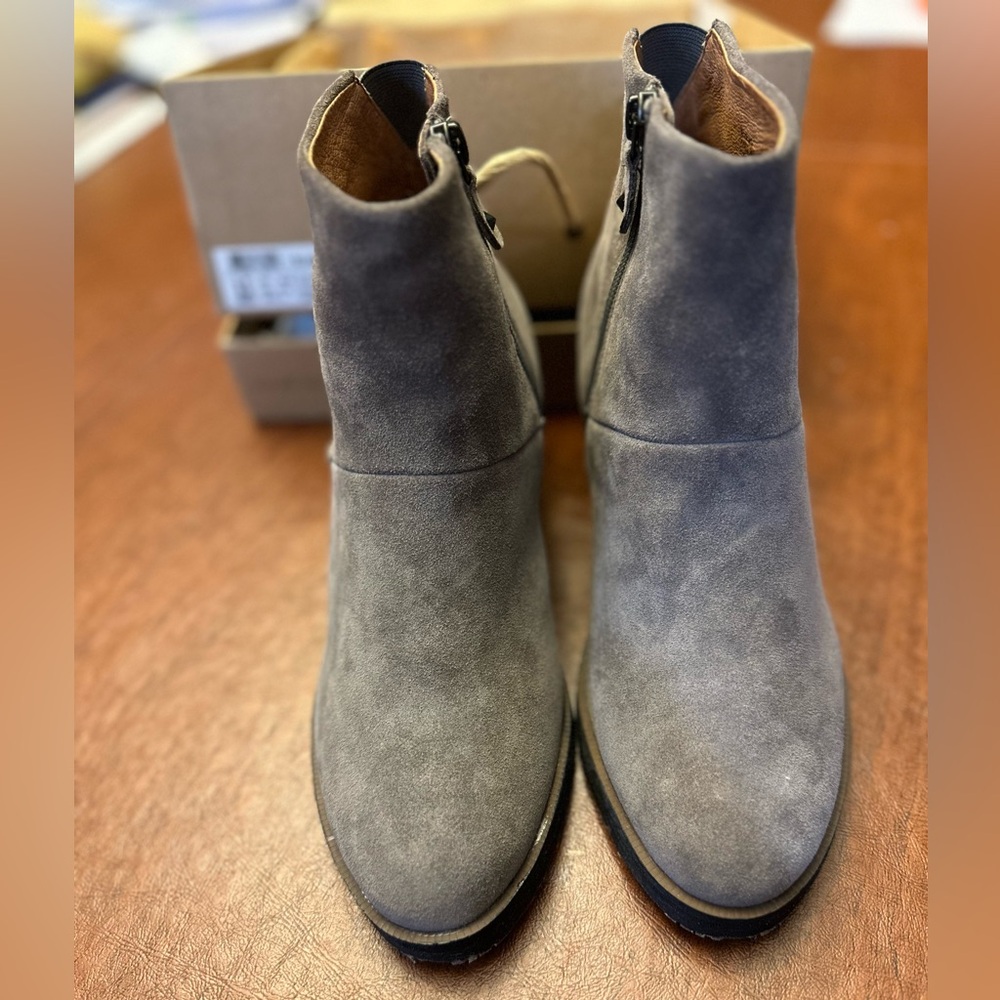 Gentle Souls Blakely size 8.5 Gray Suede Ankle Boots Brand New in Box.